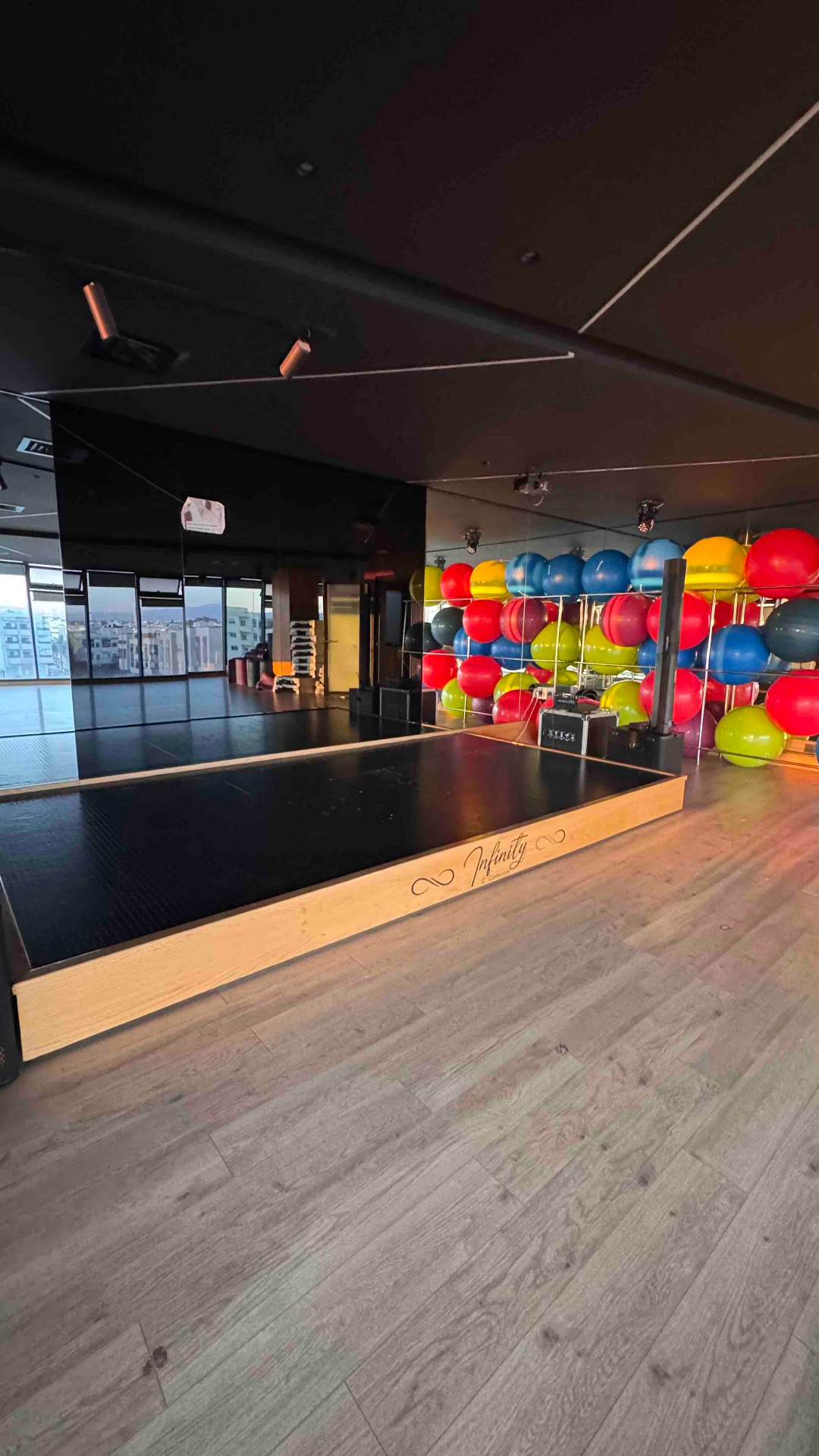 Studio avec swiss balls et scène Infinity
