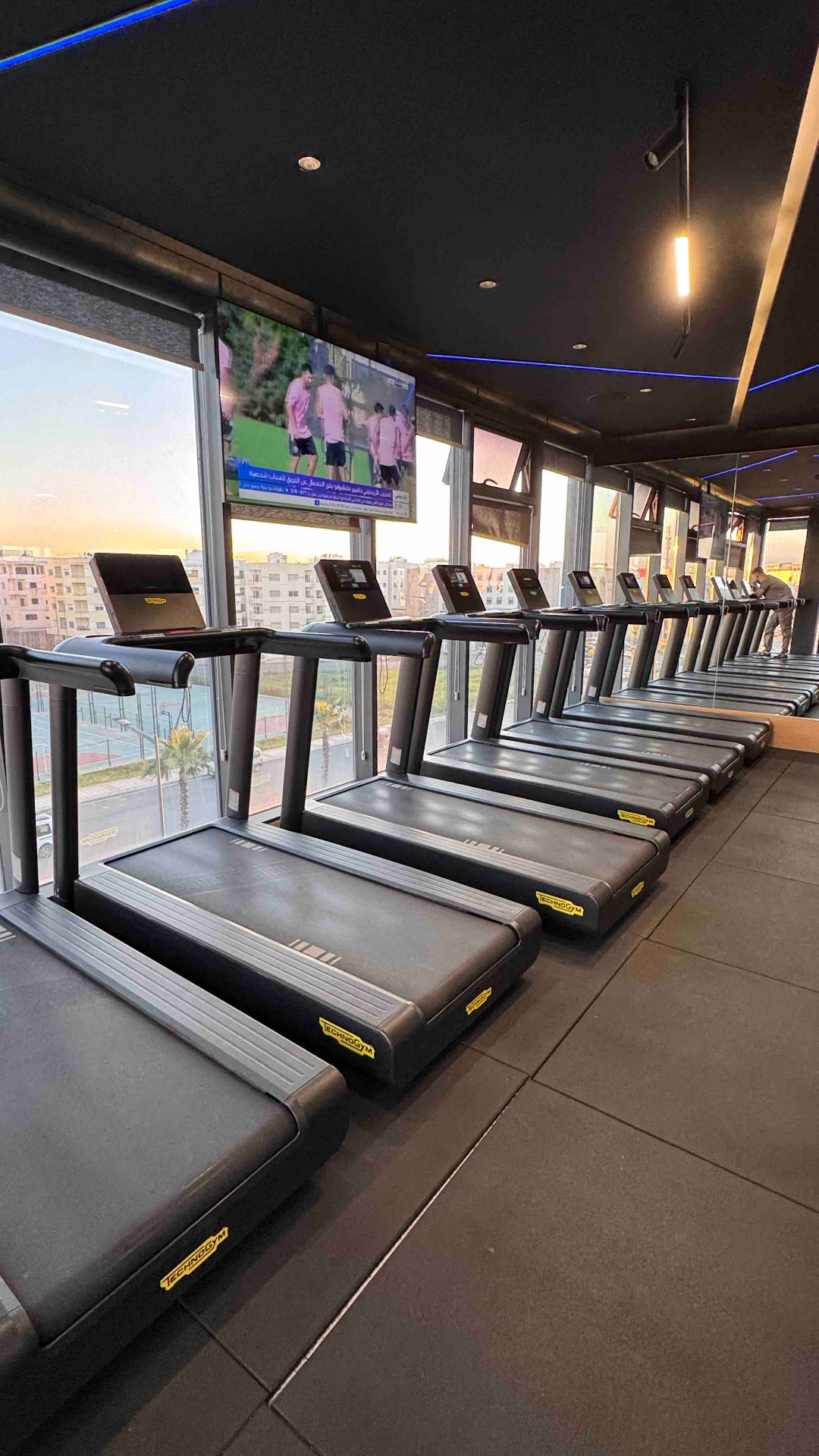 Tapis de course Technogym face à la ville