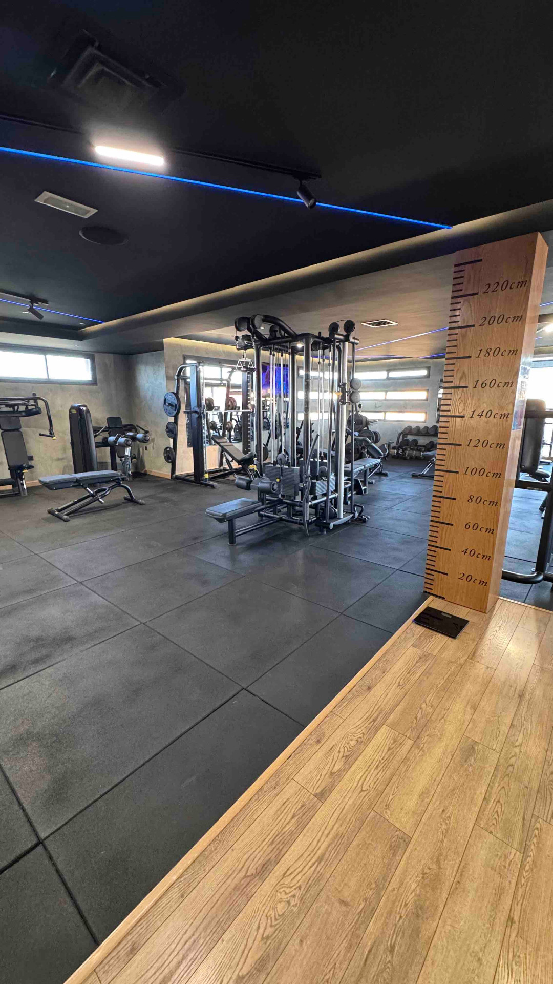 Espace musculation avec toise murale