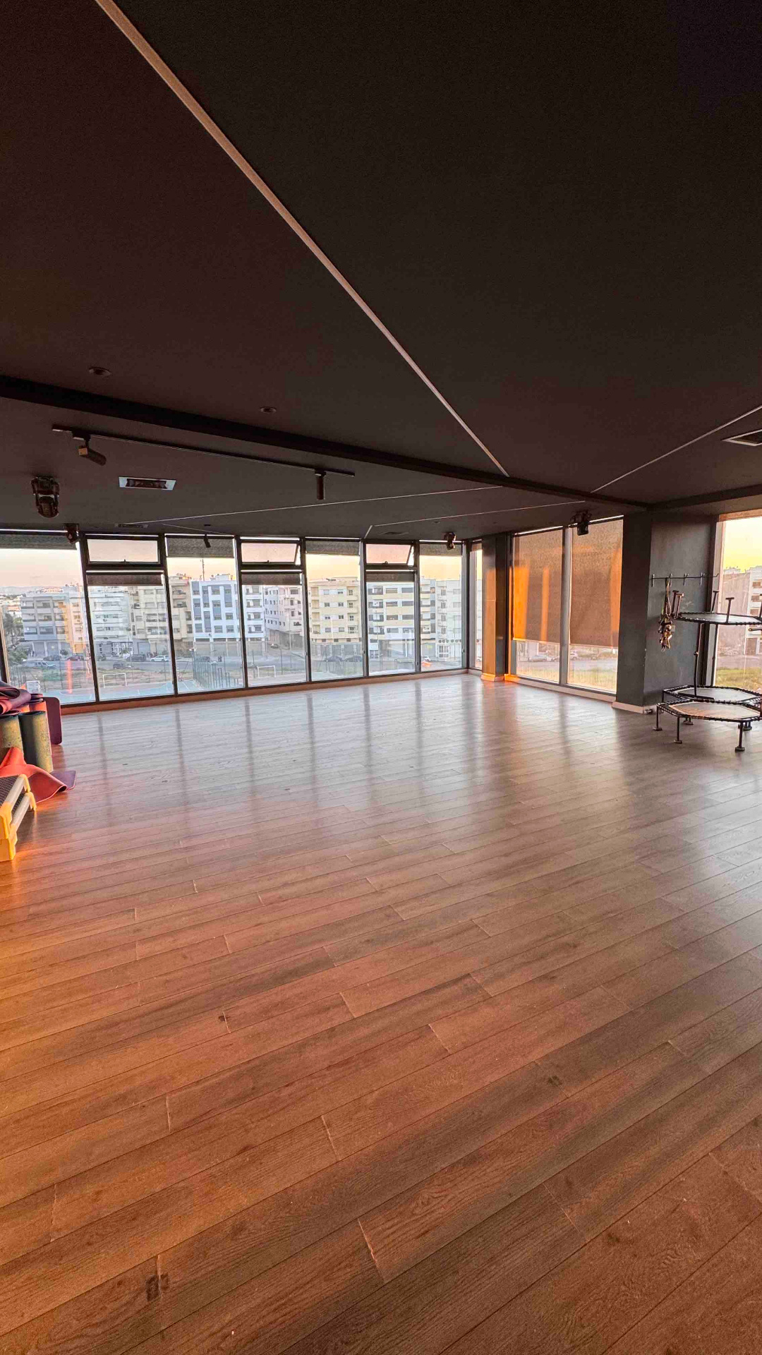 Salle de yoga & stretching baignée de lumière